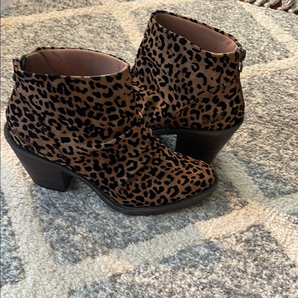 Blowfish Leopard Print cowboy Ankle Boots size 8.5 - 9